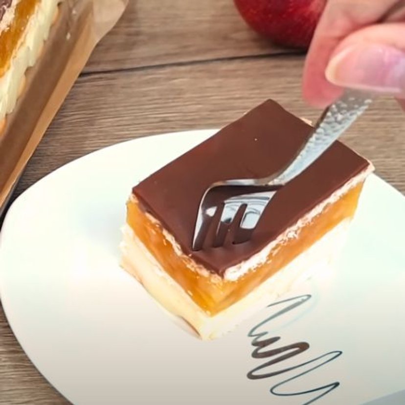 Przepis na tę szarlotkę mam od znajomej kucharki. To moje ulubione sezonowe ciasto bez pieczenia