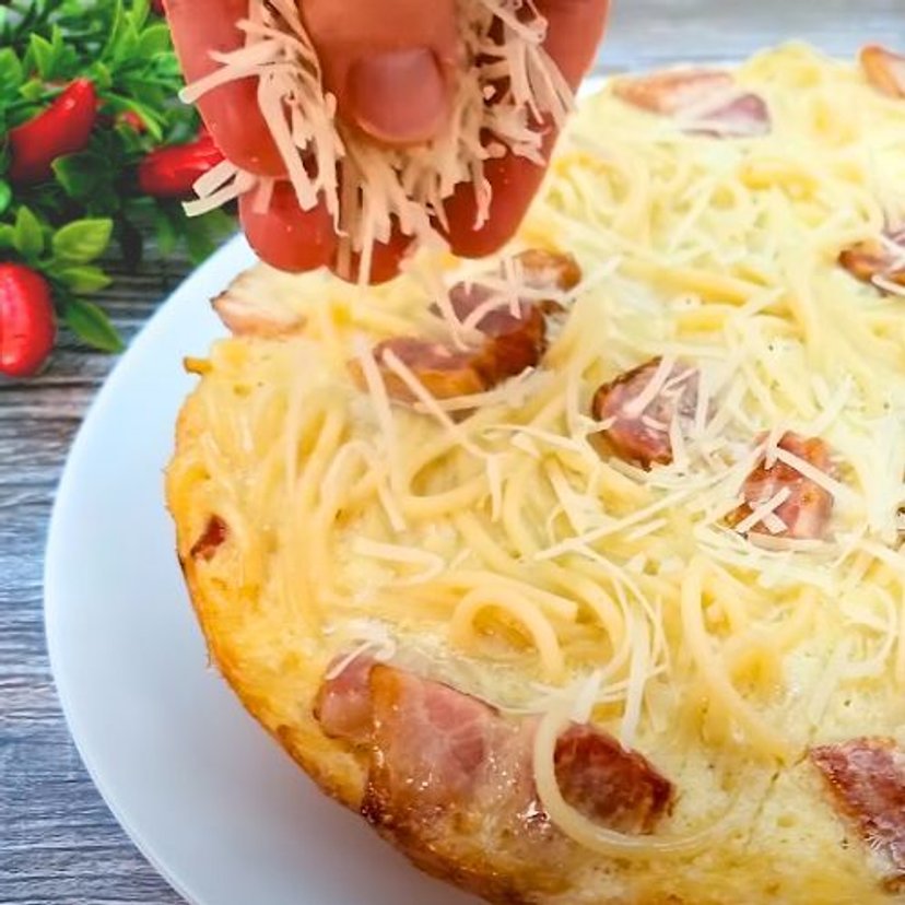 Ugotuj makaron i dodaj do niego jajka. Robię to na obiad, gdy brakuje mi czasu i pomysłów