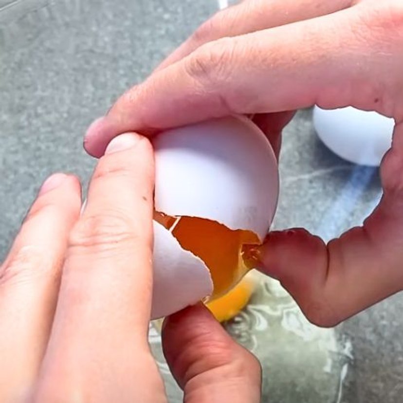 Ułóż delicje na blasze i zalej ciastem. Wszyscy w moim domu uwielbiają ten deser, robię go w chwilę