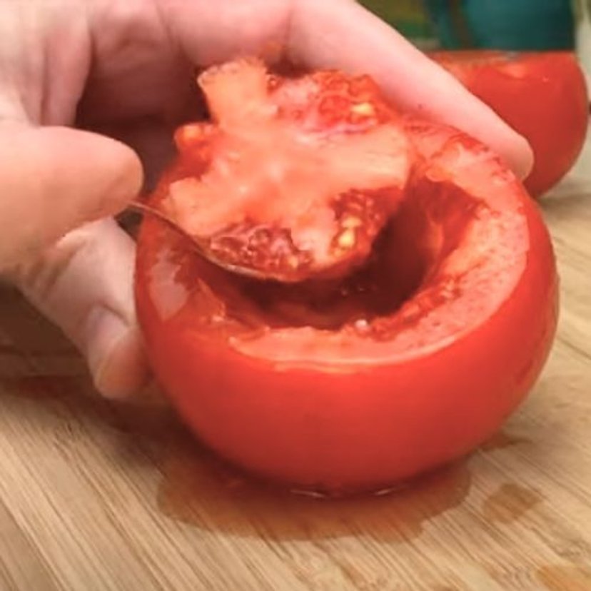 Wydrąż pomidora i wlej do niego jajko. Ten patent jest niesamowity, sama nigdy bym na to nie wpadła