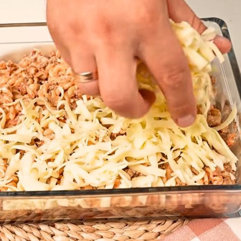 Ugotuj makaron, dodaj mięso mielone i zapiecz. W chwilę zrobisz pyszny obiad na kilka dni