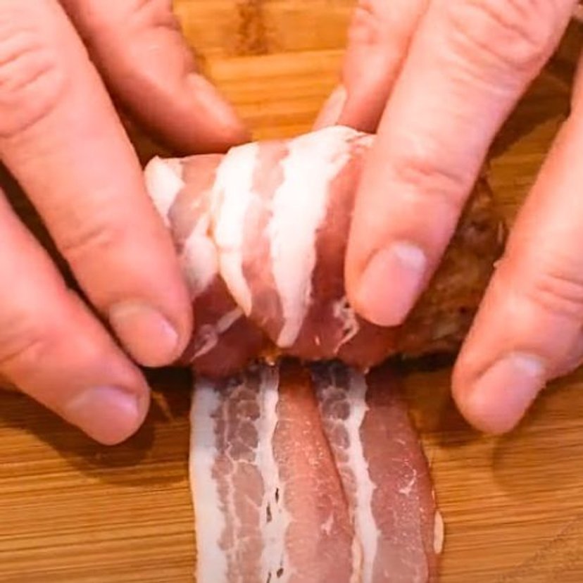 Zawijam mielone w boczek i do pieca. Na takie gołąbki rzuca się rodzina