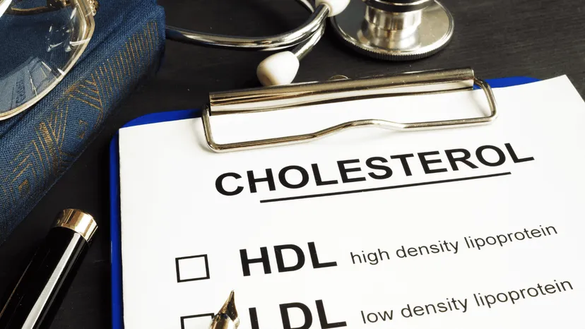 Zastępujesz nimi słodycze? Dietetyk wymienia 2 owoce, które błyskawicznie podbijają cholesterol