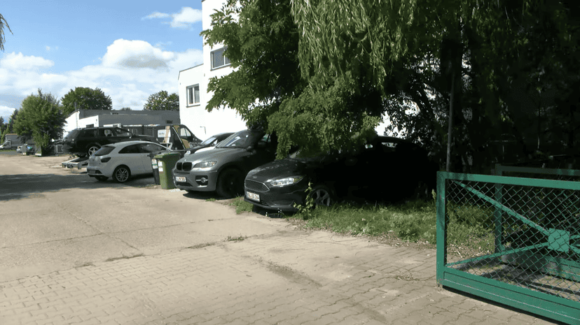 Zaparkował samochody na swojej posesji. Uznano je za odpady, musi zapłacić 180 tys. zł kary