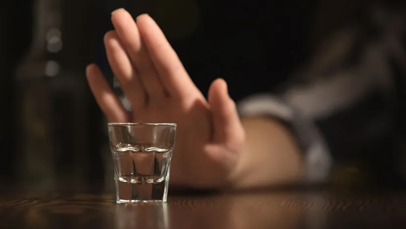 Polska zalana alkoholem z „małpek”. Rząd szykuje drastyczną podwyżkę cen, wzbogaci się NFZ