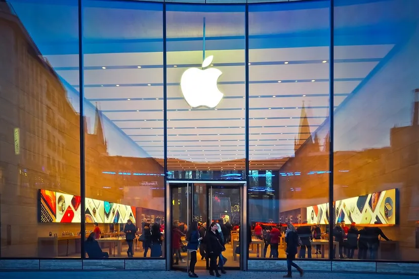 Nowy MacBook właśnie trafił do sklepów. Tańszy niż kiedykolwiek