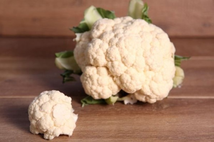 Szybkie placuszki z kalafiora o lekko cebulowym aromacie. Chrupiący pomysł na tani obiad