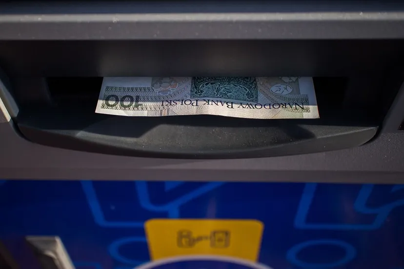Pułapka w bankomacie. Jeśli zauważysz ten element, odejdź natychmiast. W moment wyzerują ci konto