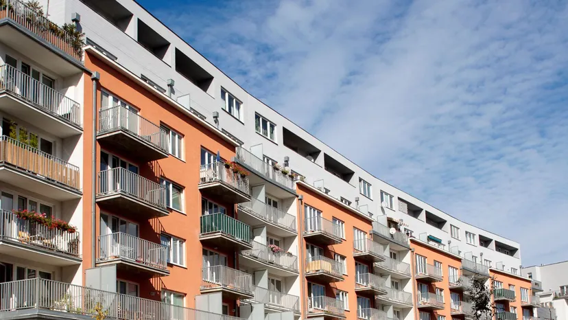 Dodatkowe opłaty za balkony i schody? Resort doprecyzowuje przepisy
