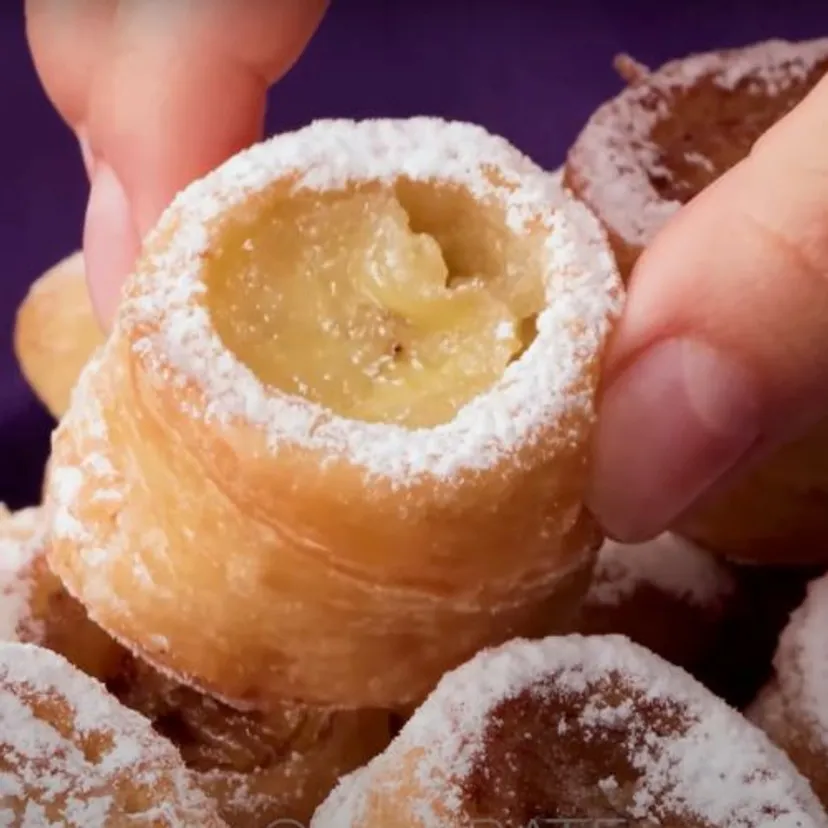 Zawijam banany w ciasto francuskie i wrzucam na patelnię. Ten deser to hit