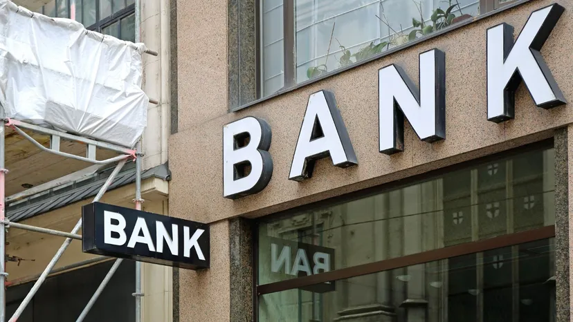 Skarbówce zapali się czerwone światło, jeśli wpłacisz tyle w bankomacie. Jest też limit wypłaty