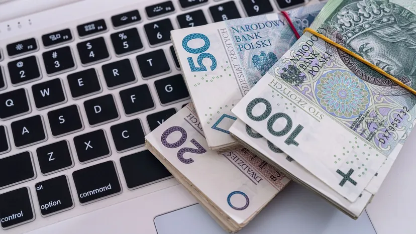 Znany bank rozdaje pieniądze, warunki są jasne. Do wzięcia nawet 1500 zł