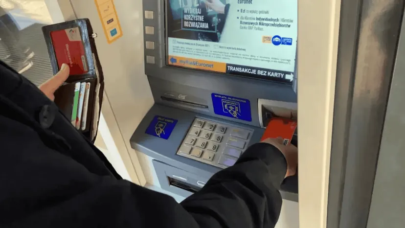 Uważaj na to, gdy wypłacasz pieniądze z bankomatu. Konsekwencje mogą być opłakane