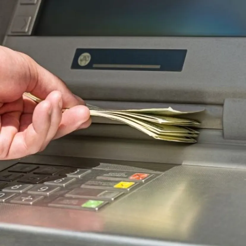 Widzisz czerwony lub zielony ślad na banknocie? Lepiej nim nie płać. Ważny komunikat NBP, to proszenie się o kłopoty