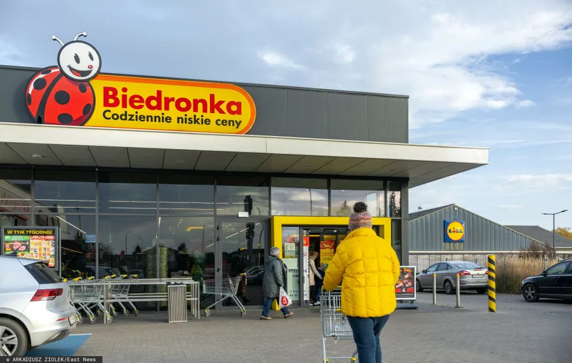 Dodatkowe opłaty przy kasach w supermarketach, klienci narzekają. "Kaucja nie jest podatkiem"