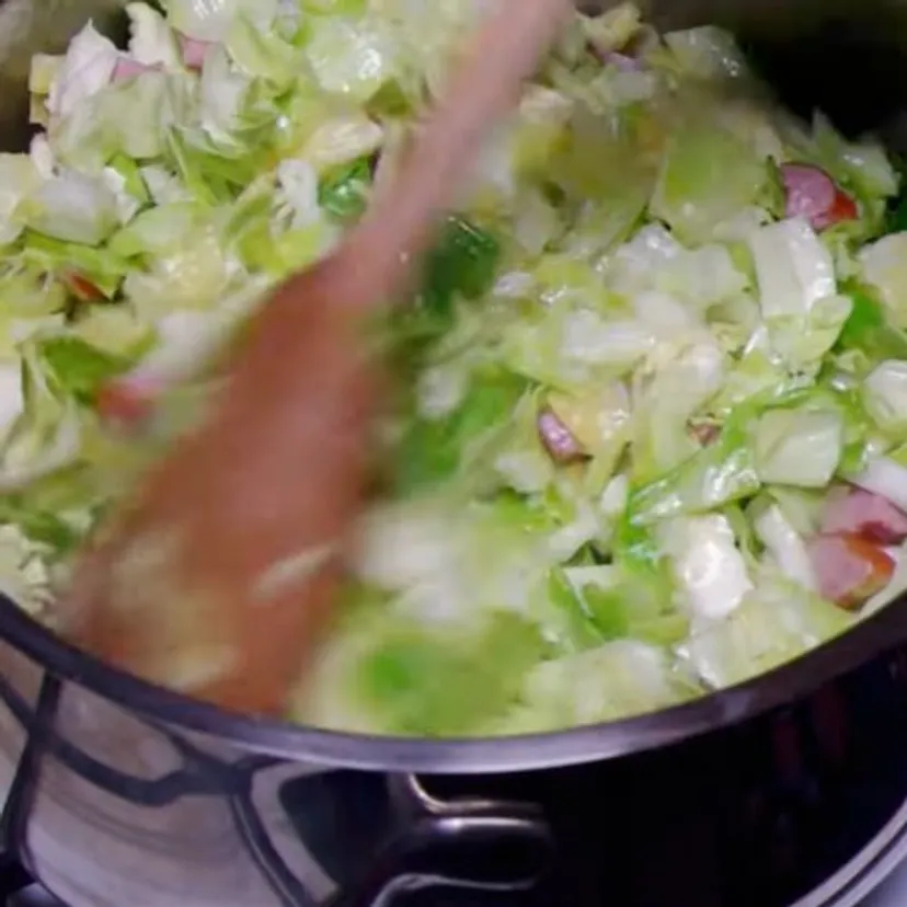 Z młodej kapusty zrobisz obłędny bigos. Jak dla mnie nie ma lepszego smaku wiosny