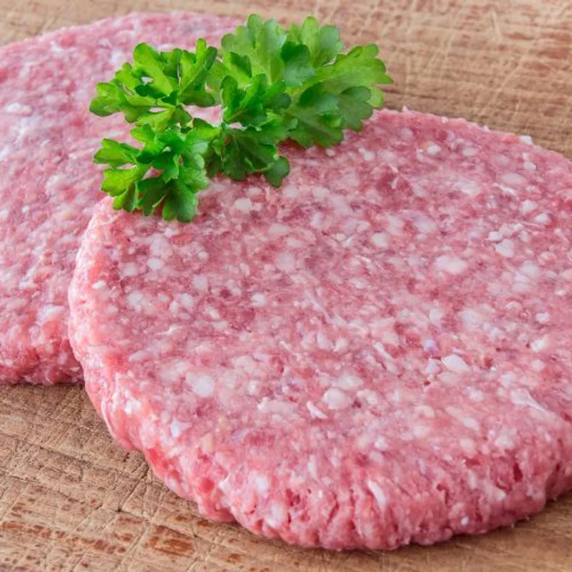 Posiekaj mięso i uformuj kotlety. Bryzol z PRL to przepis idealny na obiad