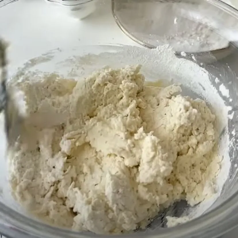 Przekładam jogurt do miski i dolewam olej. Ten przepis to w moim domu absolutny numer 1