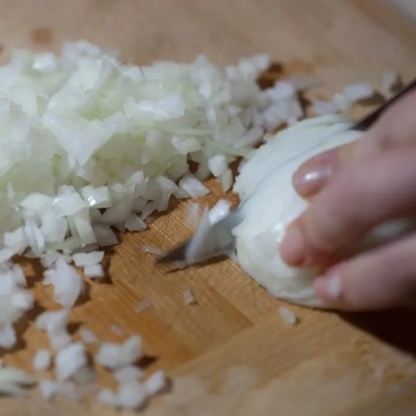 Pokrój paprykę w kostkę i dodaj jajka. Rodzina co chwilę prosi mnie o taką kolację