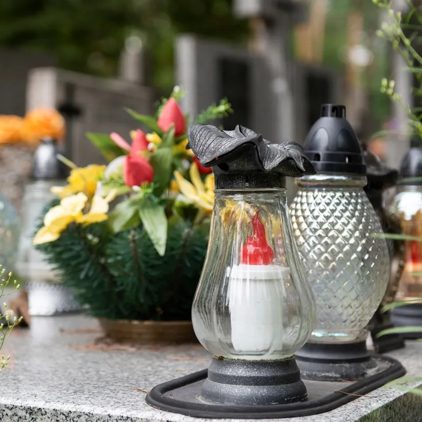 Nawet 800 zł za znicze na Wszystkich Świętych. Sprawdziliśmy, Ile kosztują zakupy przed 1 listopada