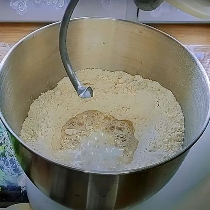 Ten chleb na kefirze to specjalność mojej mamy. Smakuje lepiej, niż z niejednej piekarni