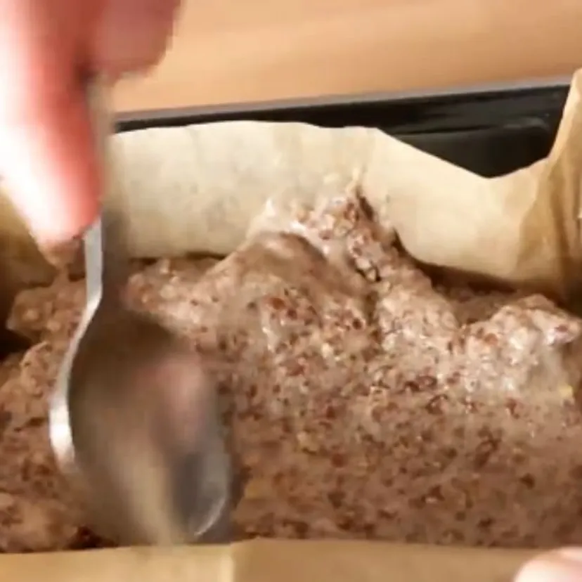 Ten chleb piekę tylko z siemienia i białek. Nie ma grama glutenu, nadaje się dla diabetyków i jest pyszny