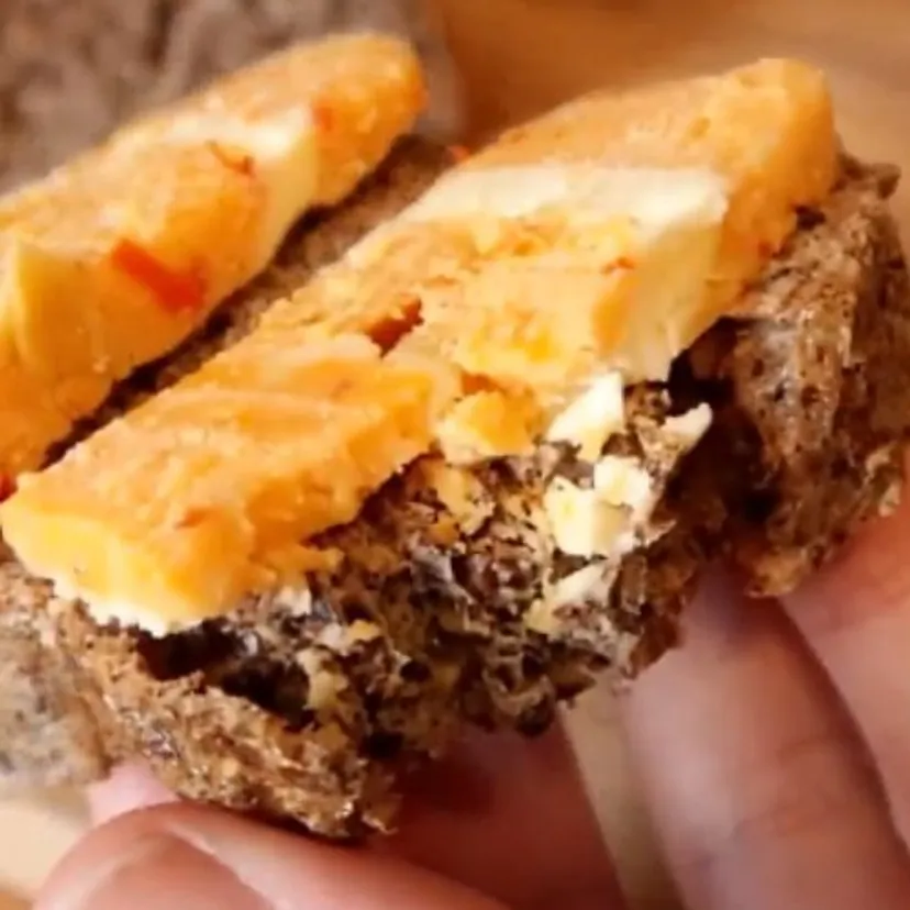 Ten chleb piekę tylko z siemienia i białek. Nie ma grama glutenu, nadaje się dla diabetyków i jest pyszny