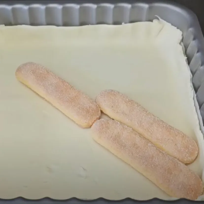Weź ciasto francuskie i ułóż na nim biszkopty. Ten deser to hit w moim domu