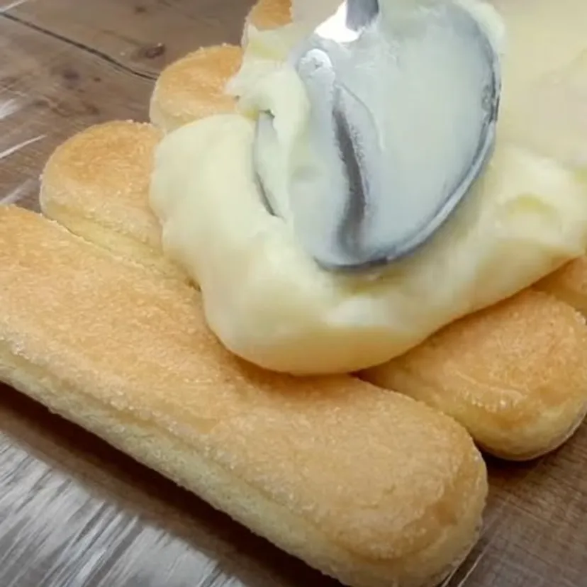 Układam obok siebie biszkopty i zawijam je z kremem i owocami. Moje ciasto bez pieczenia to hit sezonu