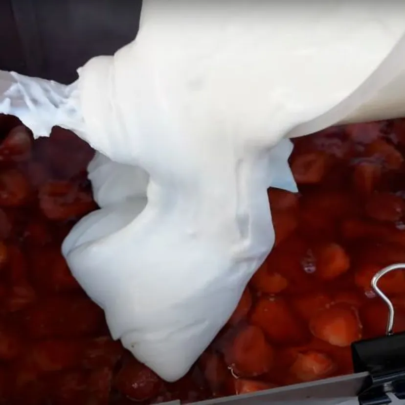 Truskawkowa chmurka to moje ulubione ciasto bez pieczenia. Robię je w chwilę i zawsze się udaje