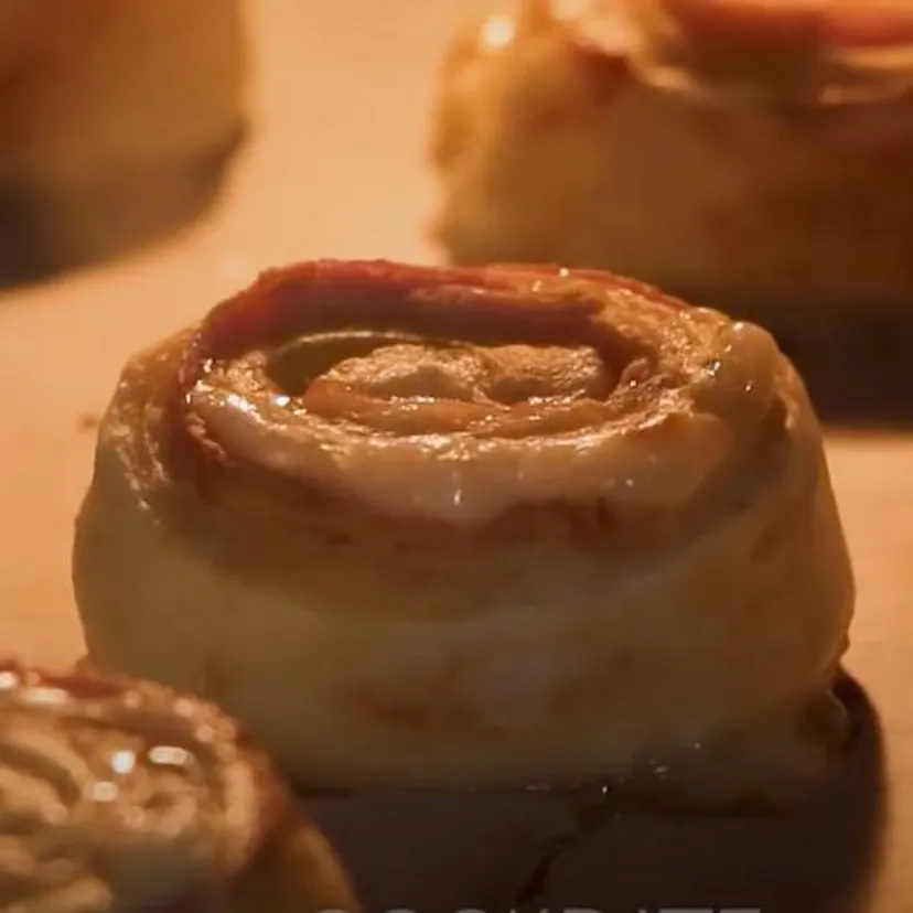 Zawijam ser i szynkę w ciasto francuskie. Taka kolacja jest hitem w moim domu