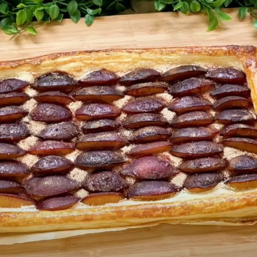 Pokrój śliwki, ułóż na cieście francuskim i włóż do piekarnika. Taki deser robię zawsze we wrześniu