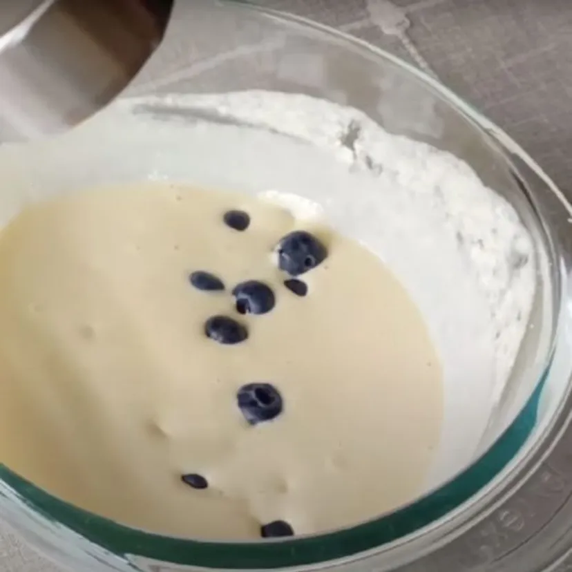 To ciasto jogurtowe z borówkami jest hitem w moim domu. Używam tylko 5 składników, rodzina nie może się nachwalić