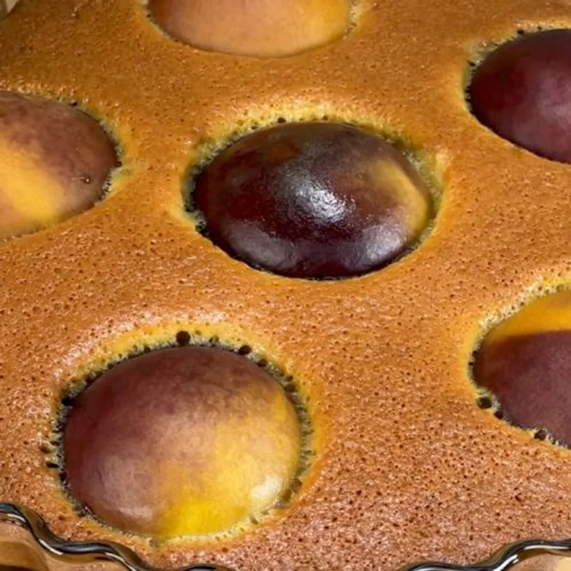 Kroję brzoskwinie na pół i zalewam tą masą. To ciasto smakuje jak marzenie