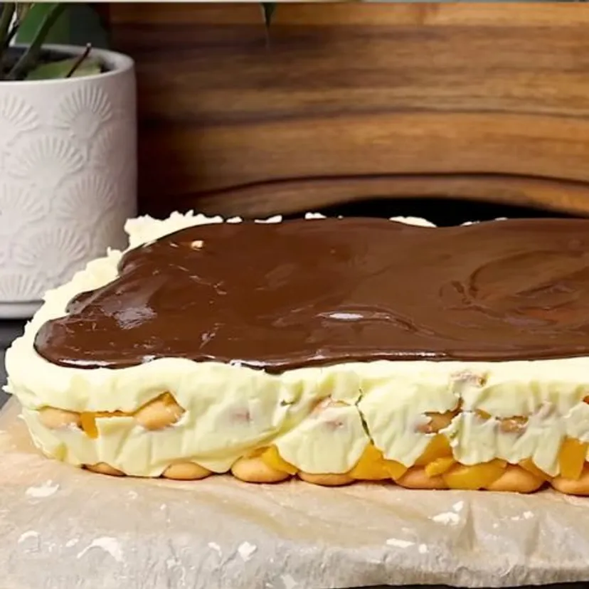 Pyszne ciasto bez pieczenia z brzoskwiniami. Robi się łatwo