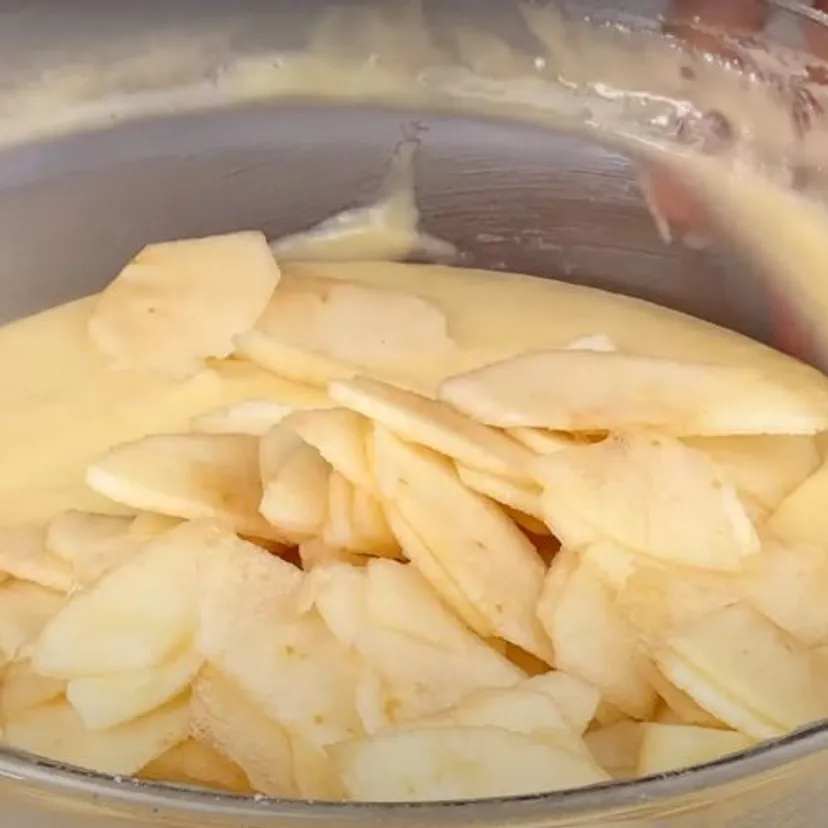 Rodzina ciągle prosi mnie o to ciasto. Smakuje jak marzenie, lepiej zrób od razu dwie blaszki