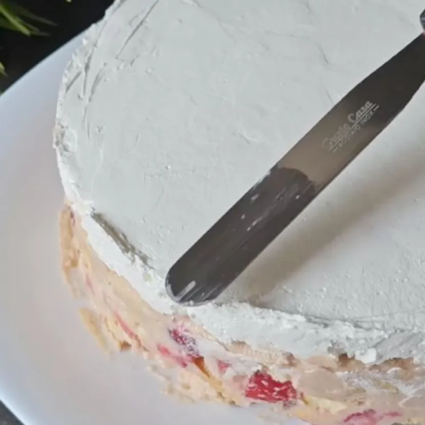 Pokrusz herbatniki i wymieszaj z truskawkami. To moje ulubione ciasto bez pieczenia