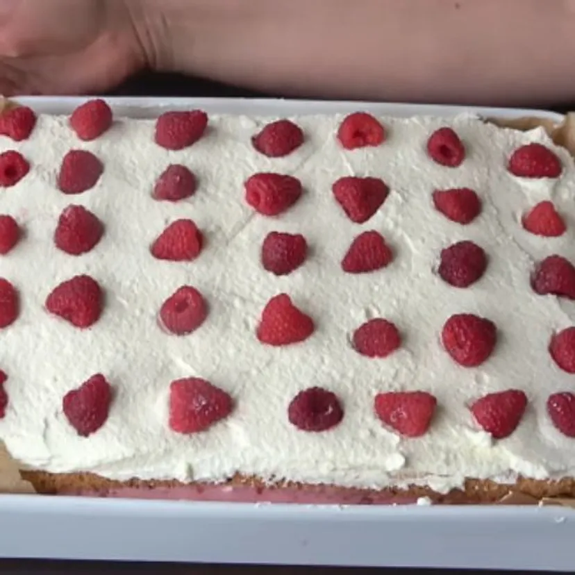 To ciasto z kremem malinowym jest tak pyszne, że w domu nie możemy przestać go jeść