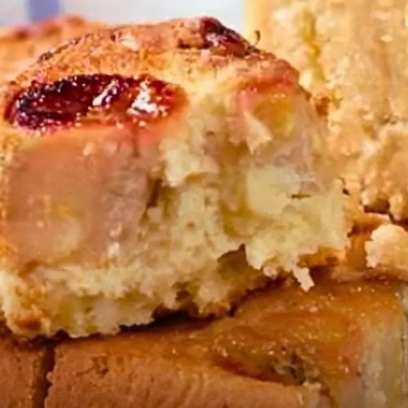 Pokrój banany i zalej tą masą. Nie ma możliwości, że ciasto się nie uda