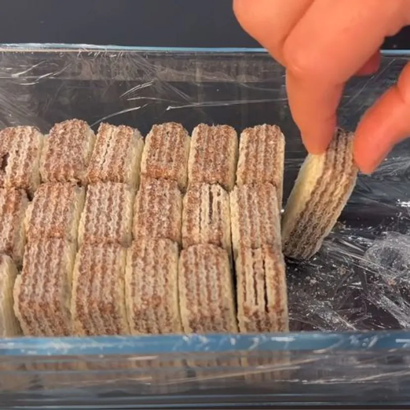 Ułóż wafelki w foremce i zalej tą masą. Nie znam prostszego przepisu na ciasto bez pieczenia
