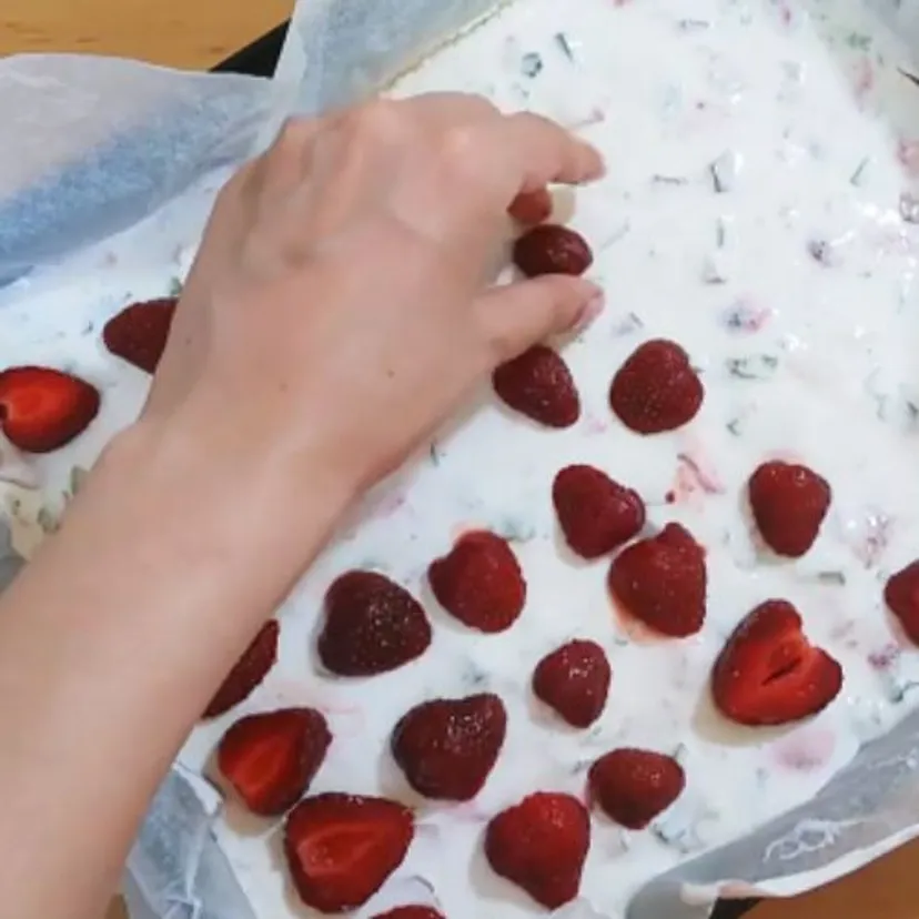 Nie ma lepszego ciasta, niż śmietanowiec z truskawkami. Wystarczy 6 składników. Smaku jest co niemiara