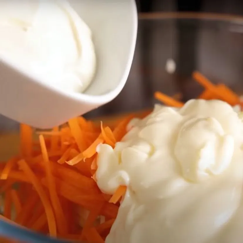 Weź marchewkę i kapustę i zalej tym sosem. Domowy coleslaw wyjdzie o wiele lepszy niż w KFC
