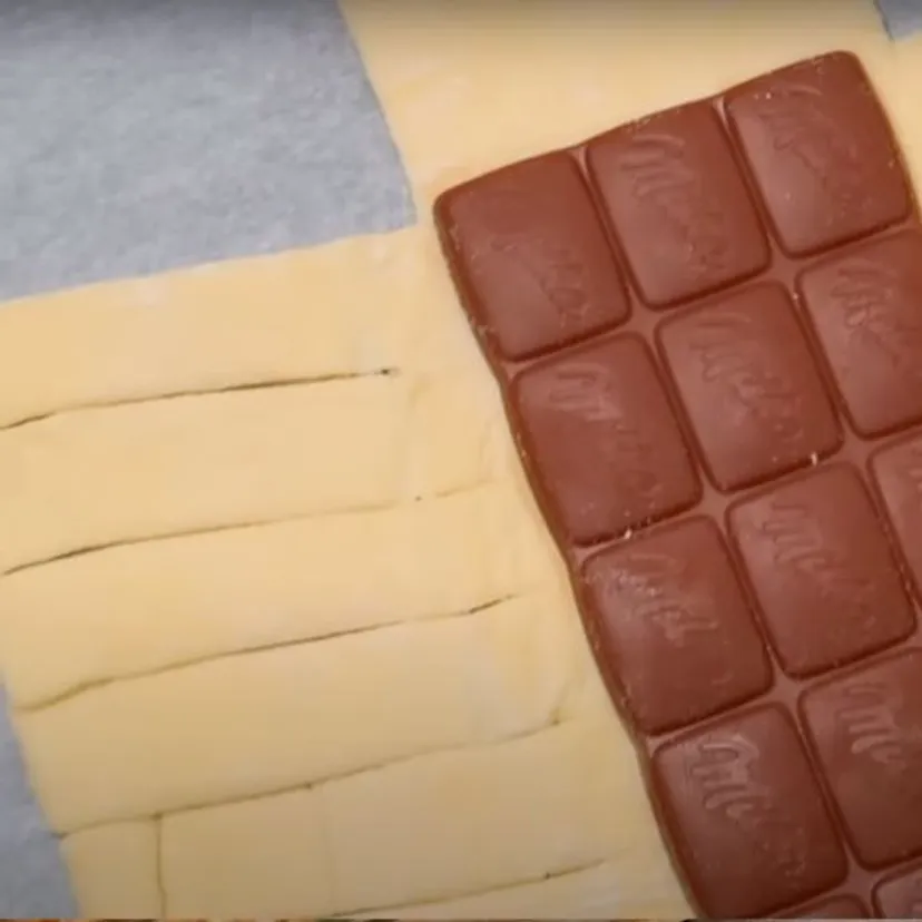Tabliczkę czekolady zawijam w ciasto francuskie. Ten deser przygotowuję w 1 minutę, ale znika znacznie szybciej