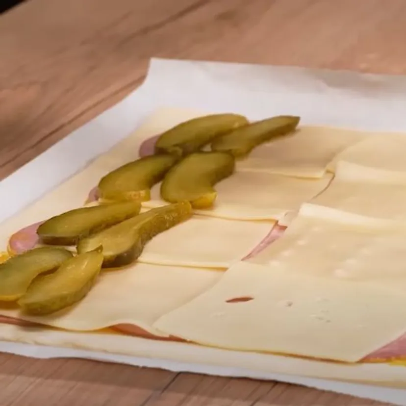 Zawijam szynkę, ser i ogórki kiszone w ciasto francuskie. To szybkie danie na medal