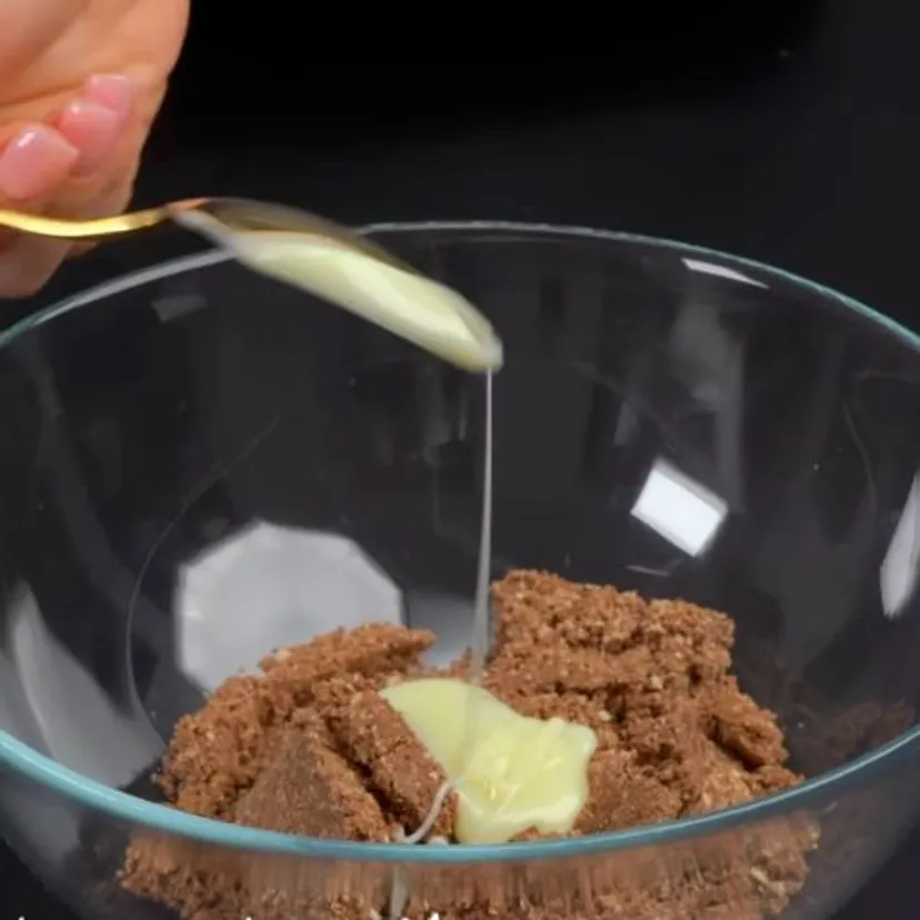 Ułóż wafelki w foremce i zalej tą masą. Ten deser robię w chwilę, mógłbym go jeść codziennie