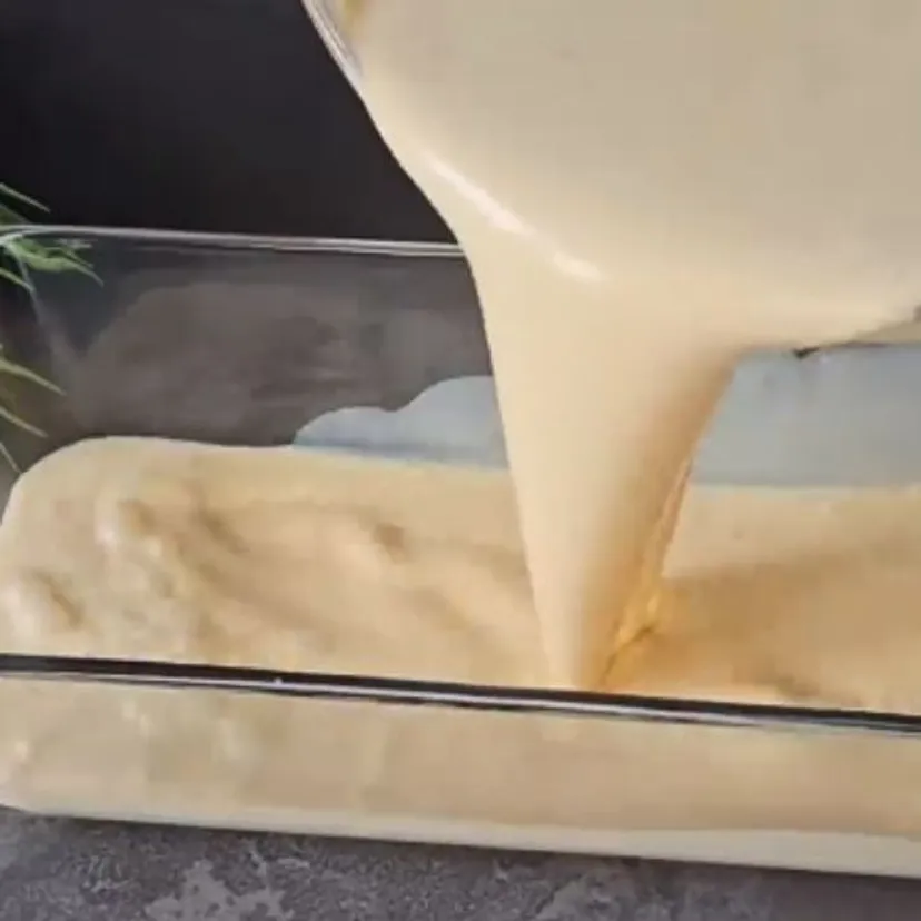 Wlewam mleko i jajka do herbatników i odpalam blender. Ten deser to hit w moim domu