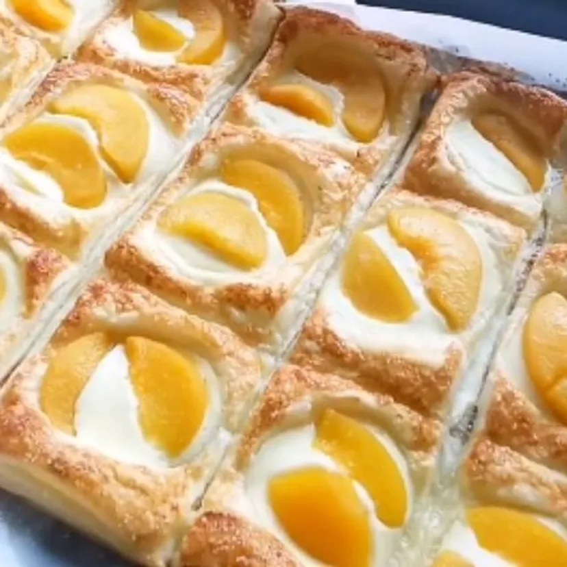 Smaruję serkiem ciasto francuskie i kładę na nim brzoskwinie. Taki deser mogę jeść co weekend