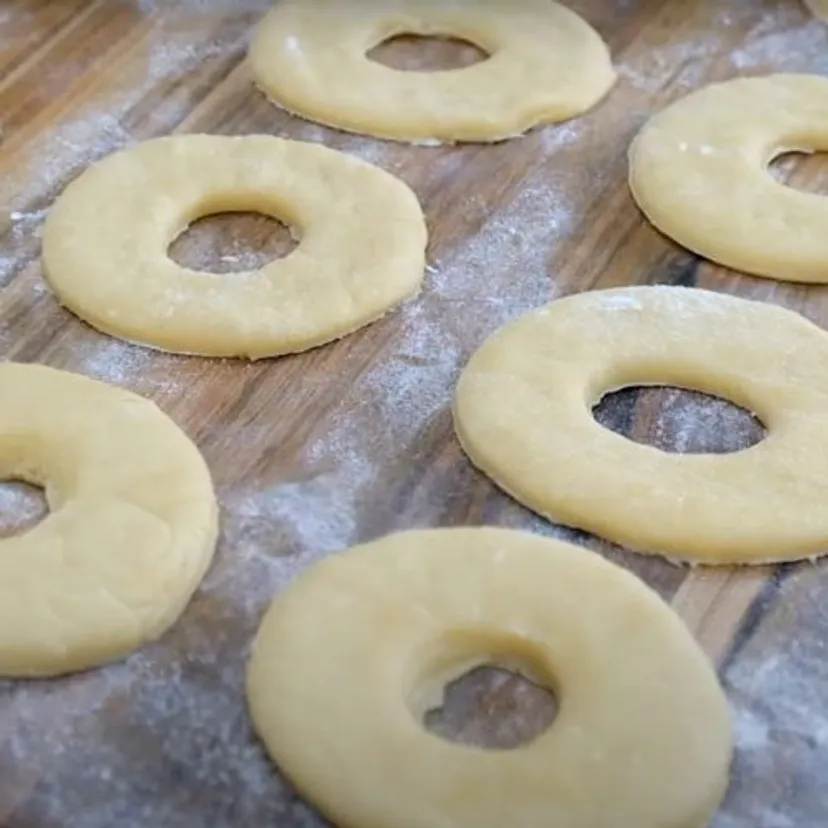 W Tłusty Czwartek cała rodzina czeka na amerykańskie pączki. Są bardzo proste, dzieci je uwielbiają