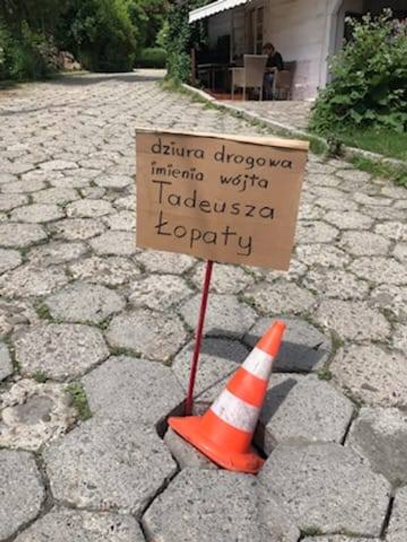 Wójt doczekał się dziury drogowej swojego imienia. Sprawa zgłoszona do prokuratury