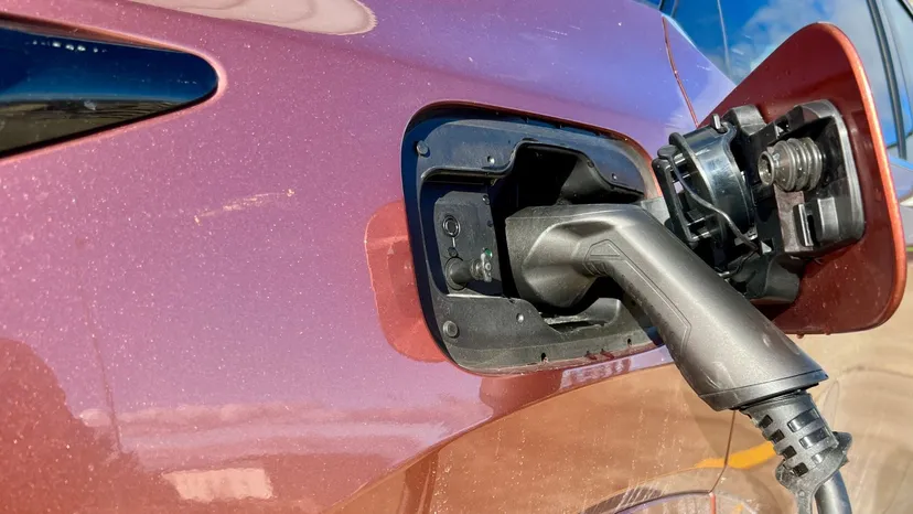 Samochód elektryczny czy spalinowy? Tyle kosztuje jazda, gdy ceny paliw rosną